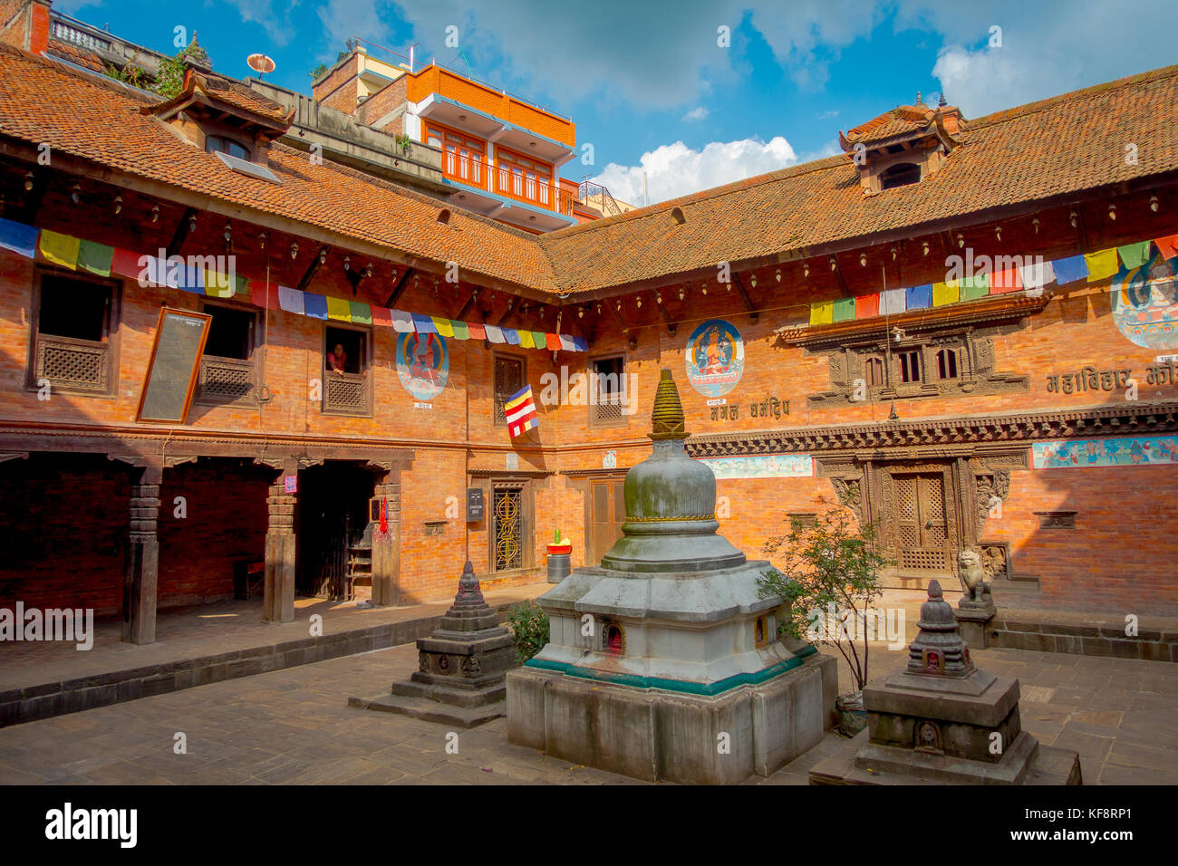 BHAKTAPUR, NÉPAL - 04 NOVEMBRE 2017 : vue intérieure à l'intérieur de l'ancien temple hindou dans la place Durbar à Bhaktapur, c'est la ville avec plus de temples pour la zone Banque D'Images BHAKTAPUR, NÉPAL - 04 NOVEMBRE 2017 : vue intérieure à l'intérieur de l'ancien temple hindou dans la place Durbar à Bhaktapur, c'est la ville avec plus de temples pour la zone Banque D'Images