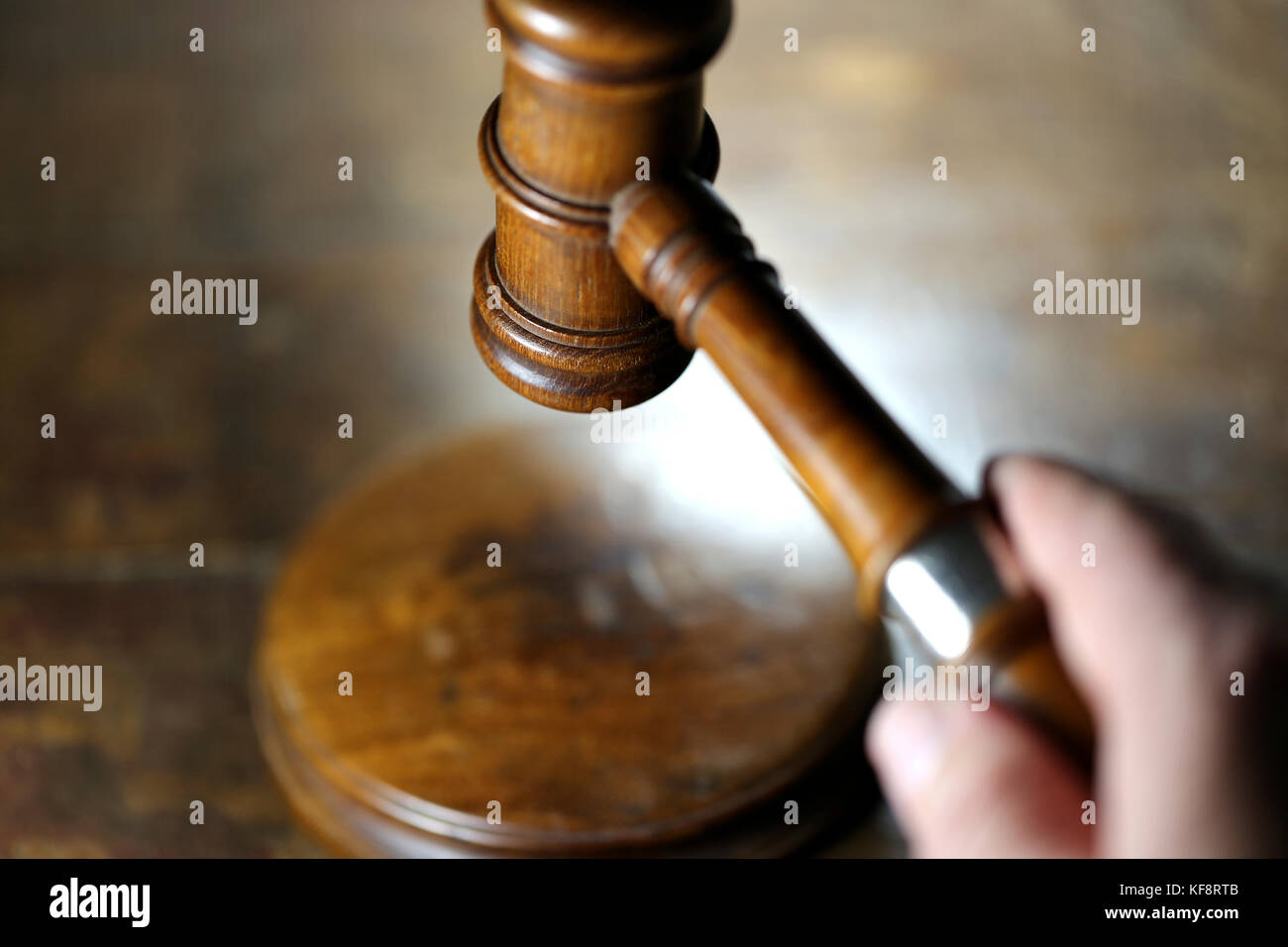 Wooden gavel sound block ci-dessus Banque D'Images