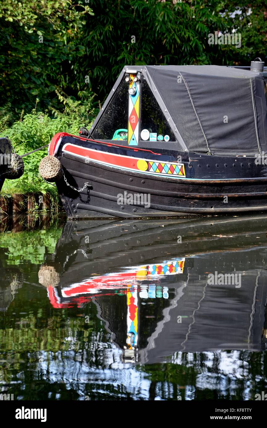 Close up de décorations sur un bateau étroit sur la rivière Wey navigation New Haw Surrey UK Banque D'Images
