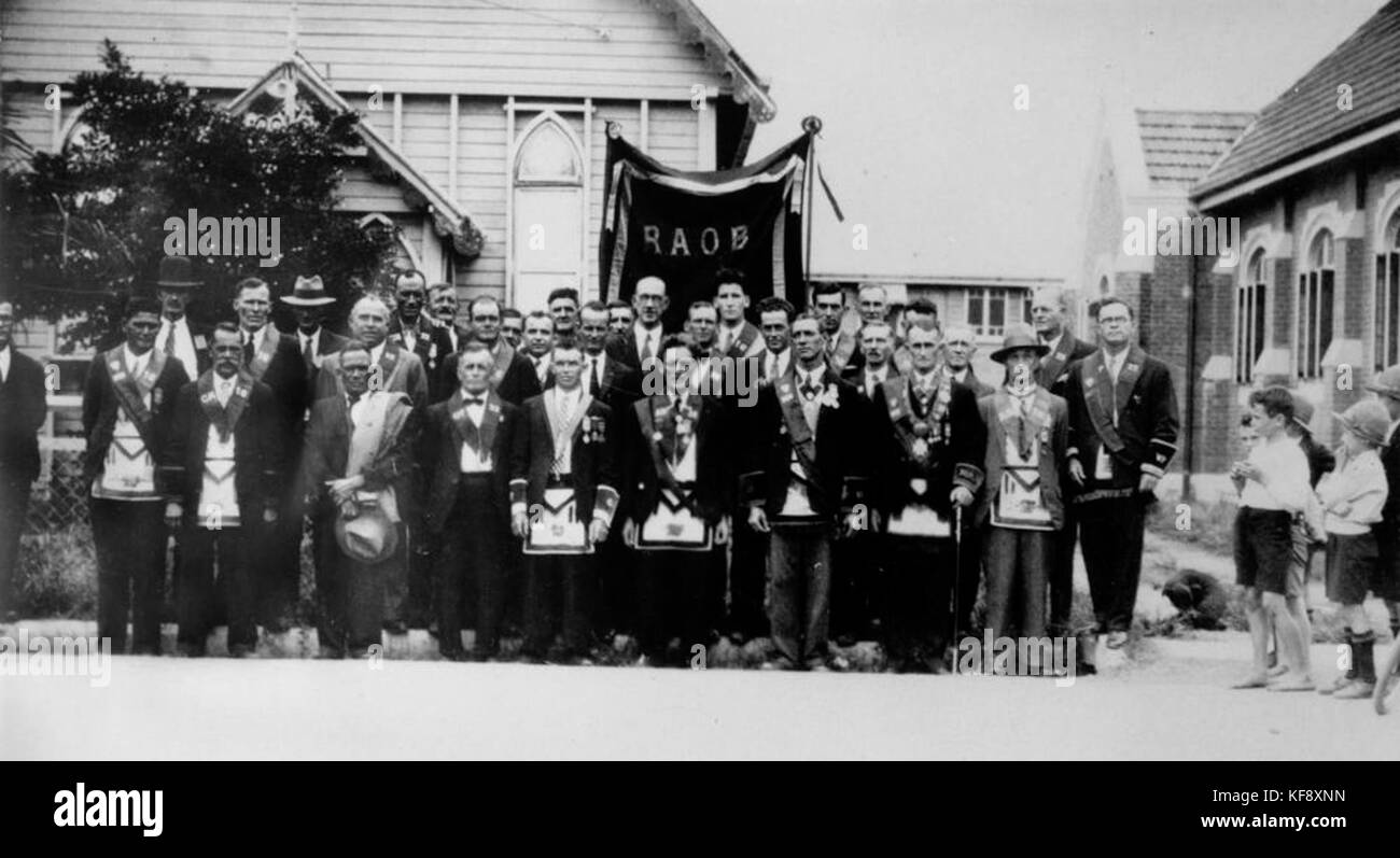 1111464 membres de l'Ancien Ordre Royal de buffles recueillir l'extérieur de leur logis, Ingham, Queensland, 1935 Banque D'Images