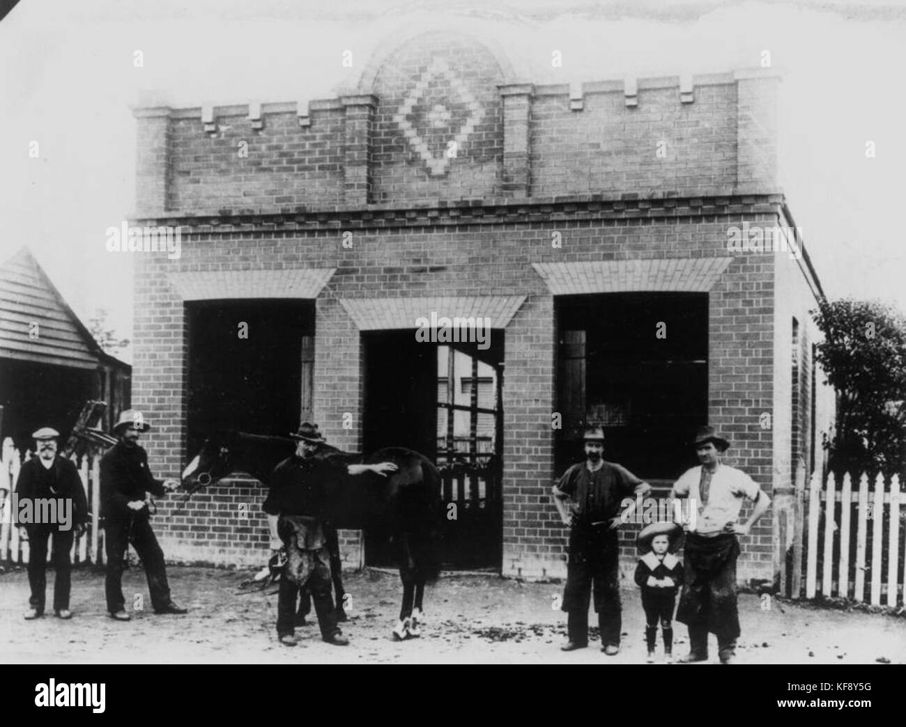 1112492 Le forgeron forge sur McEniery Palmerin Street, Warwick, ca. 1910 Banque D'Images