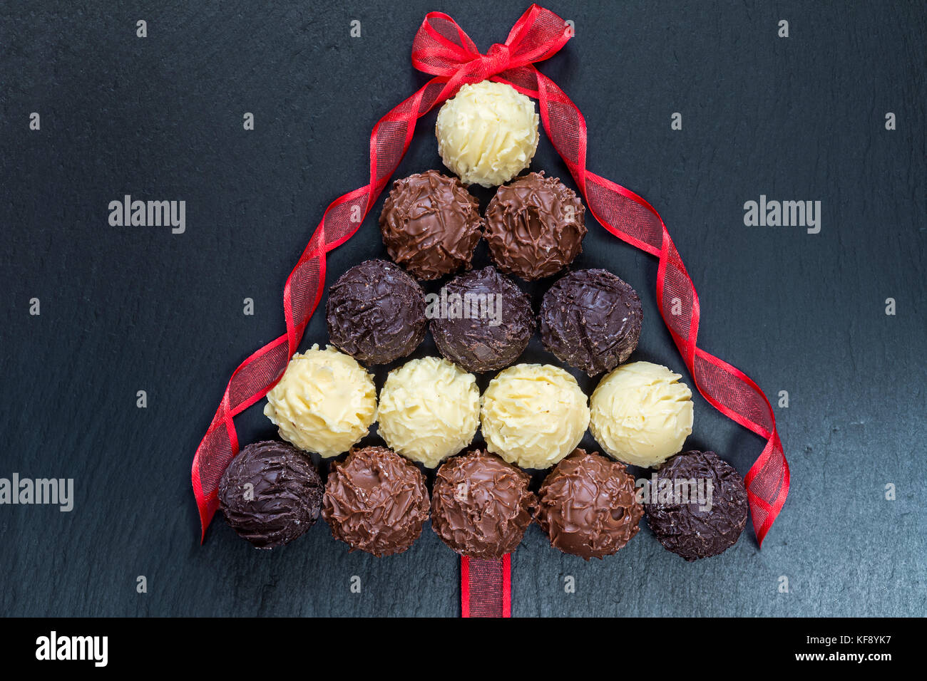 Truffes au chocolat arbre de Noël sur fond noir Banque D'Images
