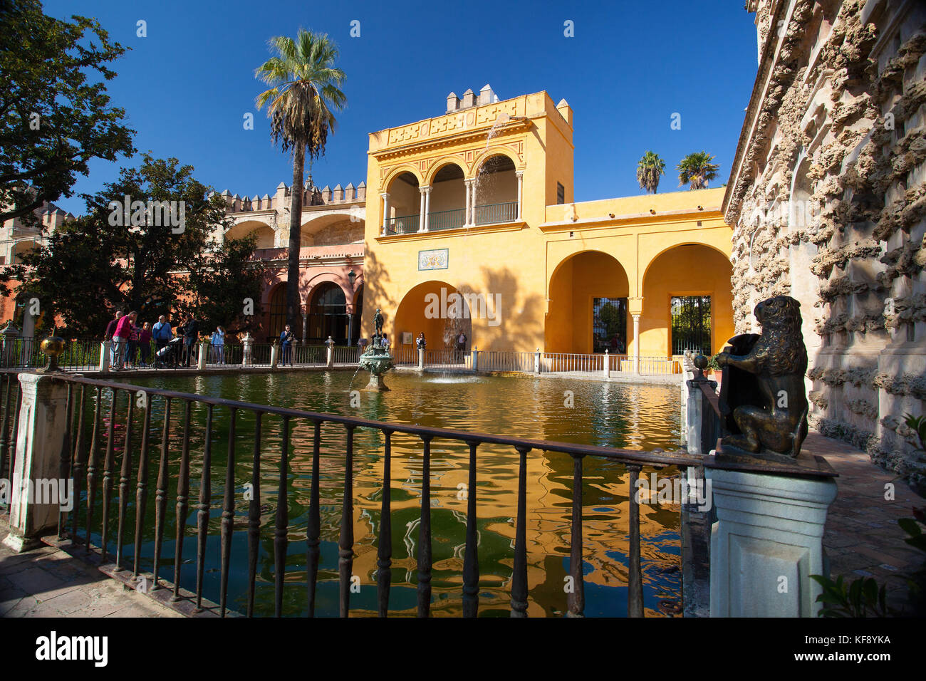 Séville, Espagne - novembre 18,2016 : Alcazar de Séville dans les jardins.l'Alcazar de Séville est un palais royal à Séville, Espagne, initialement développé par Banque D'Images