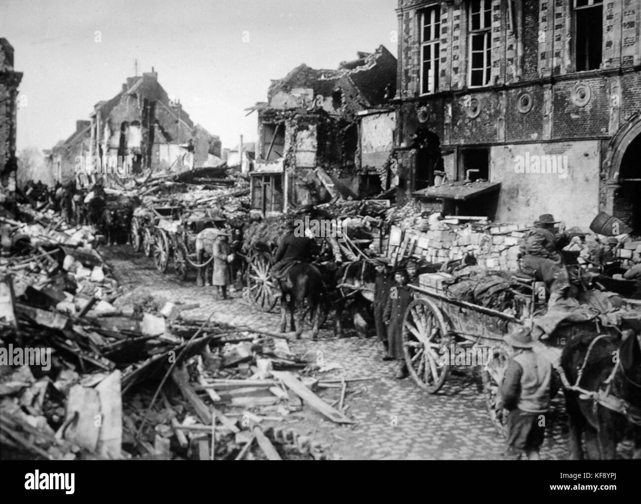 Chariots de transport de l'Australie sur une rue en ruine à Bapaume (AWM E00594) Banque D'Images