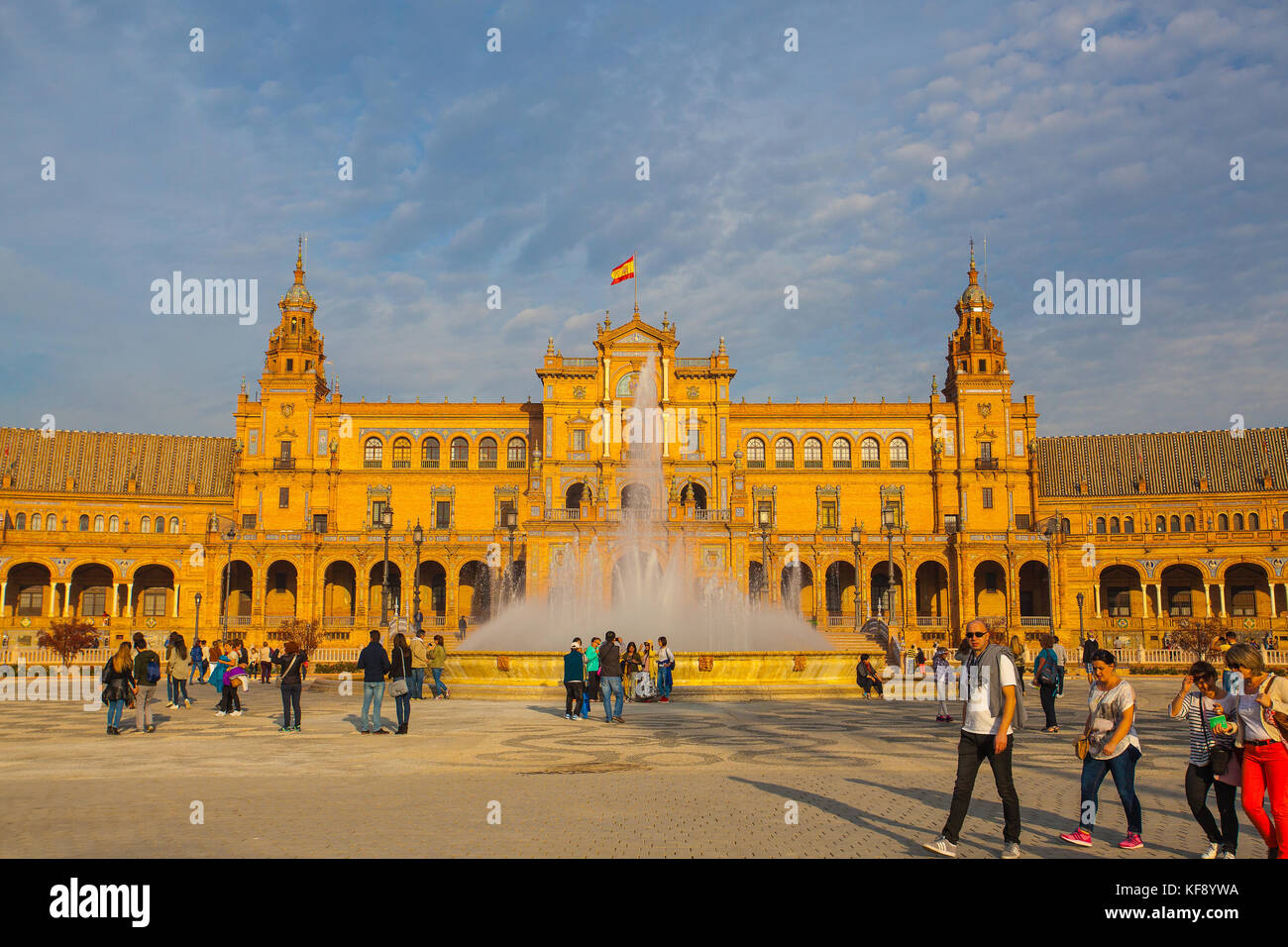 Séville, Espagne - novembre 18,2016 : vue sur la plaza de Espana complexe, construit en 1929, est un immense demi-cercle avec une superficie totale de 50 000 mètres carrés Banque D'Images