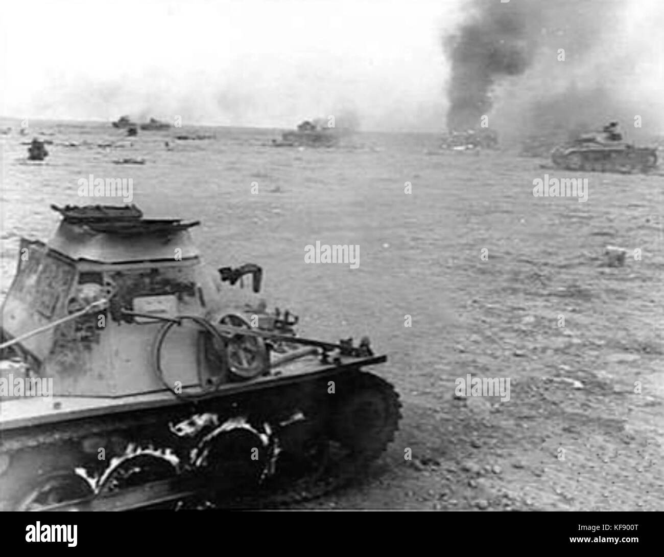 Un char Panzer I brûle lors de la bataille de Gazala en Libye en 1942, dans le cadre de la campagne nord-africaine de la seconde Guerre mondiale. Cette image capture l'intense combat et l'importance stratégique des batailles dans le désert entre l'axe et les forces alliées. Banque D'Images Un char Panzer I brûle lors de la bataille de Gazala en Libye en 1942, dans le cadre de la campagne nord-africaine de la seconde Guerre mondiale. Cette image capture l'intense combat et l'importance stratégique des batailles dans le désert entre l'axe et les forces alliées. Banque D'Images