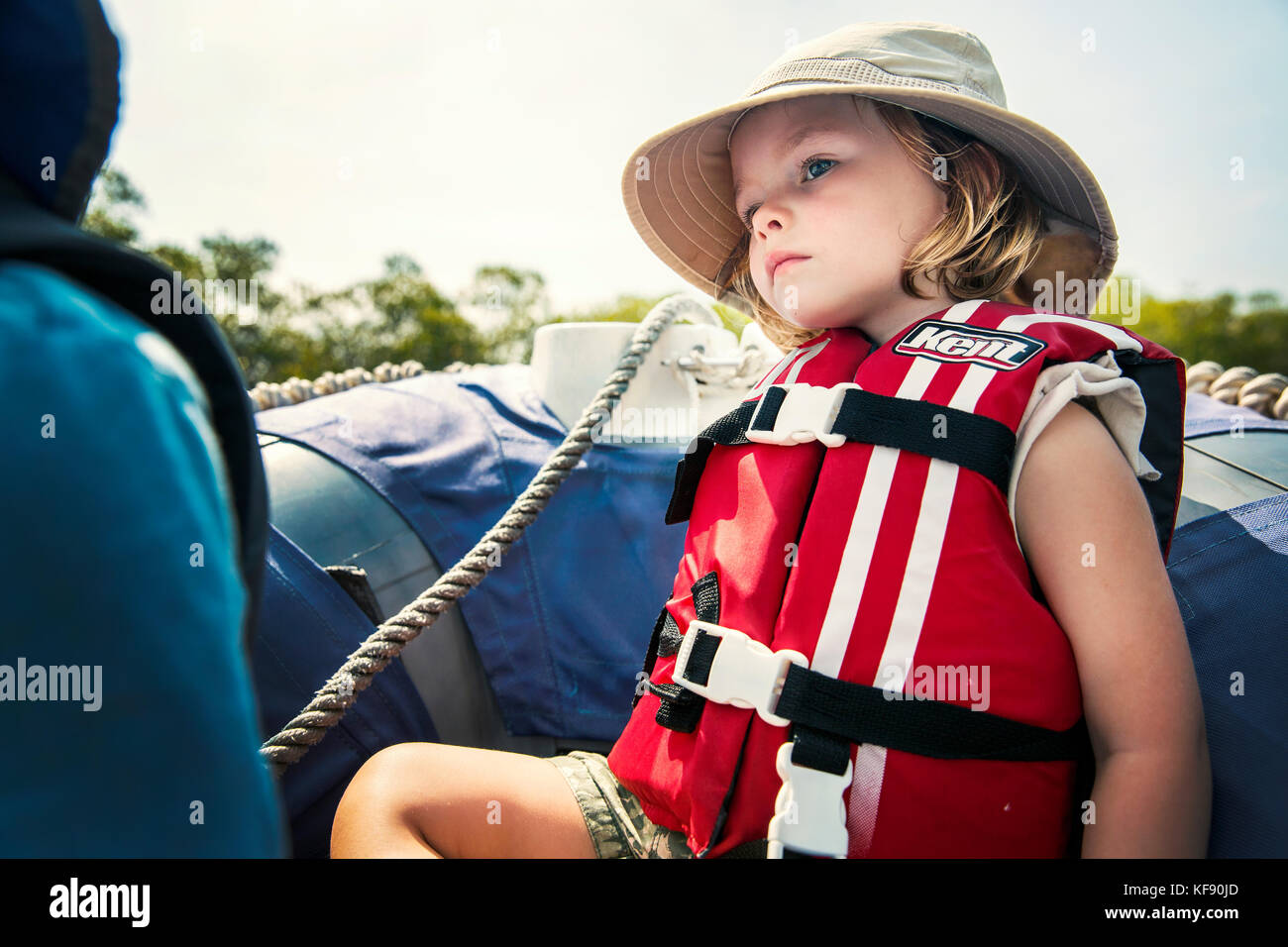 Îles Galapagos, en équateur, une jeune fille sur le bateau alors qu'il entre dans la baie elisabeth Banque D'Images