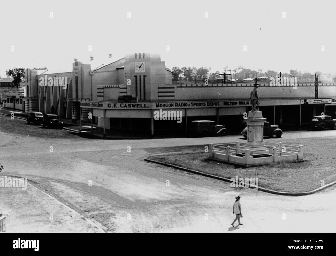 1130911 Centre civique mémorial de guerre et dans la rue de l'agneau, Murgon, 1938 Banque D'Images