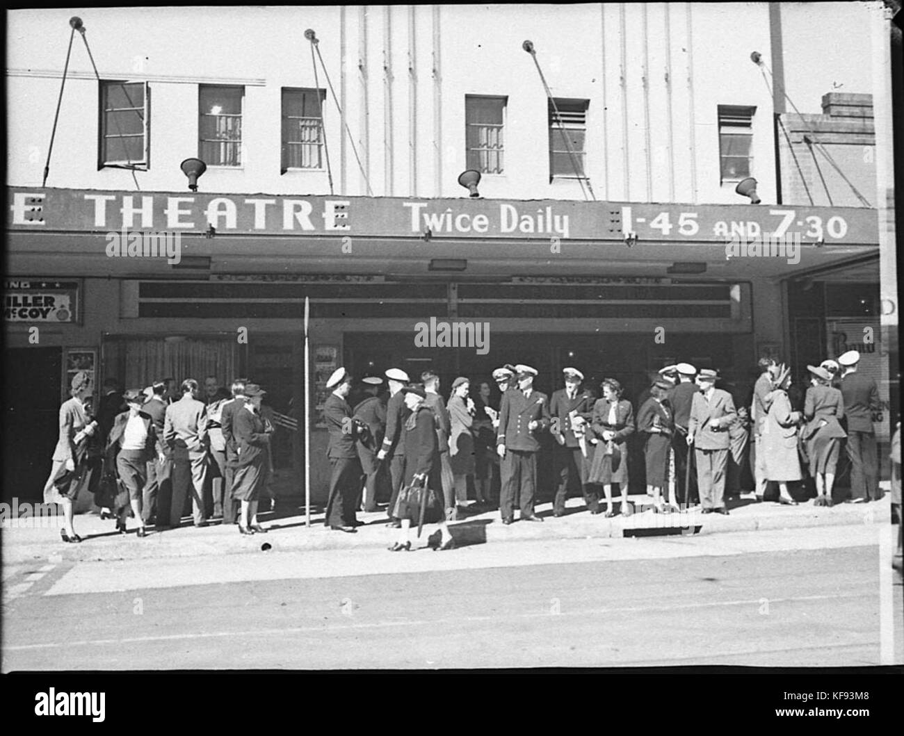 Ce disque fait référence à un événement de première au Théâtre Vogue, associé à Embassy films, marquant un moment culturel dans le cinéma et la promotion du cinéma du début du XXe siècle. Banque D'Images