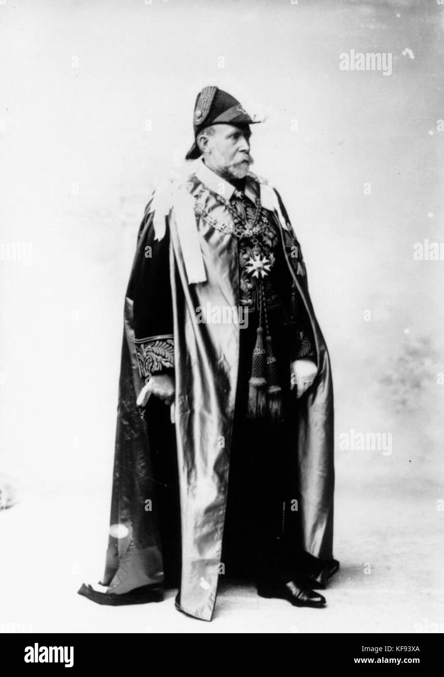 Sir William MacGregor, vêtu d'une tenue de cérémonie, est représenté ici en tant que gouverneur du Queensland, soulignant son rôle dans l'administration coloniale en Australie à la fin du XIXe siècle et au début du XXe siècle. Banque D'Images