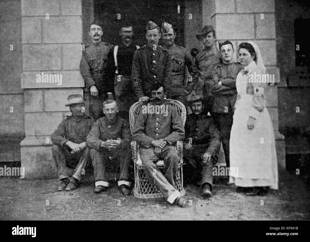 1107812 les patients et le personnel médical de l'armée à l'extérieur de l'Hôpital Militaire de Green Point, Afrique du Sud, ca. 1900 Banque D'Images