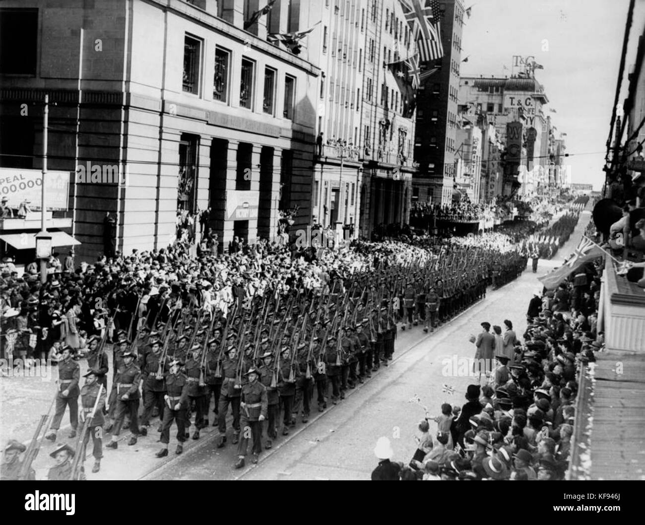 1114168 retourné soldats de la Deuxième Guerre mondiale mars dans Queen Street, Brisbane, 1944 Banque D'Images