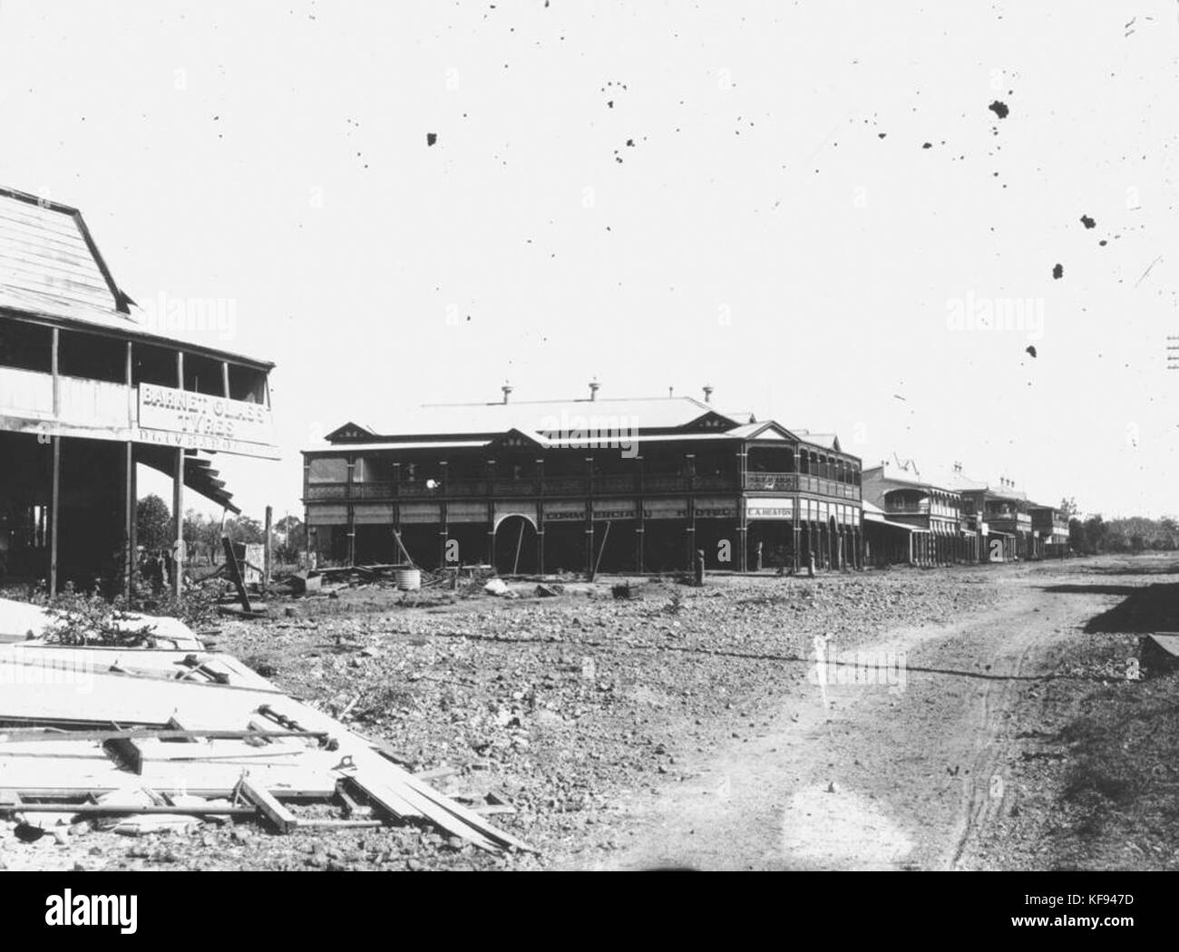 1138571 Commercial Hotel sur la rue Drummond, Clermont, après l'inondation de 1916 Banque D'Images