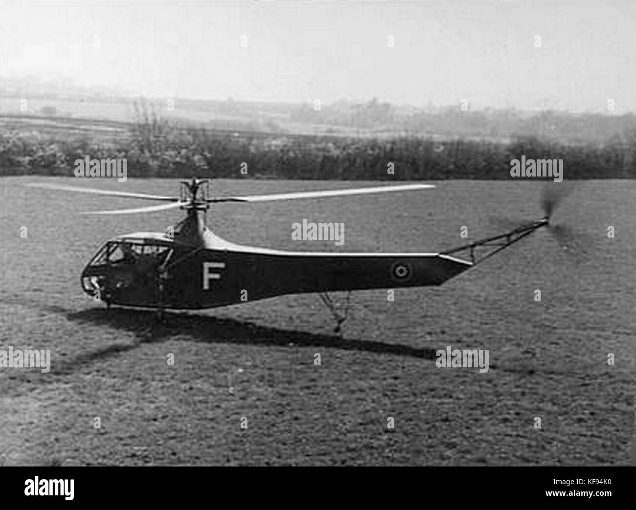 Une photo du RAF Sikorsky R-4, le premier hélicoptère de production au monde, décollant en 1945, marquant un moment important dans l’histoire de l’aviation. Banque D'Images Une photo du RAF Sikorsky R-4, le premier hélicoptère de production au monde, décollant en 1945, marquant un moment important dans l’histoire de l’aviation. Banque D'Images