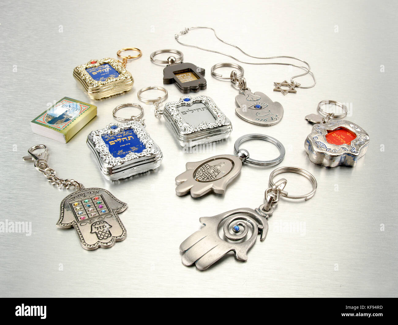 Les petits symboles judaïques, humsa, magen David, et tehilim sur fond argenté toutes les amulettes populaires pour la protection contre le mauvais œil envieux ou Banque D'Images