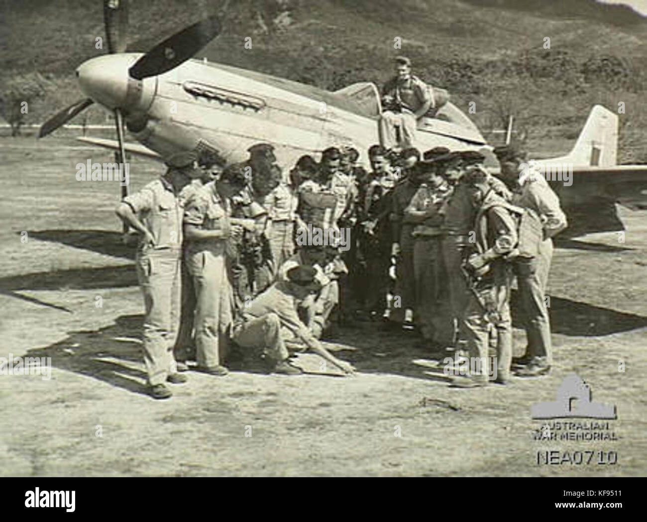 Les pilotes de l'Escadron 84 RAAF Mustang 54 Ross River Juillet 1945 AWM NEA0710 Banque D'Images