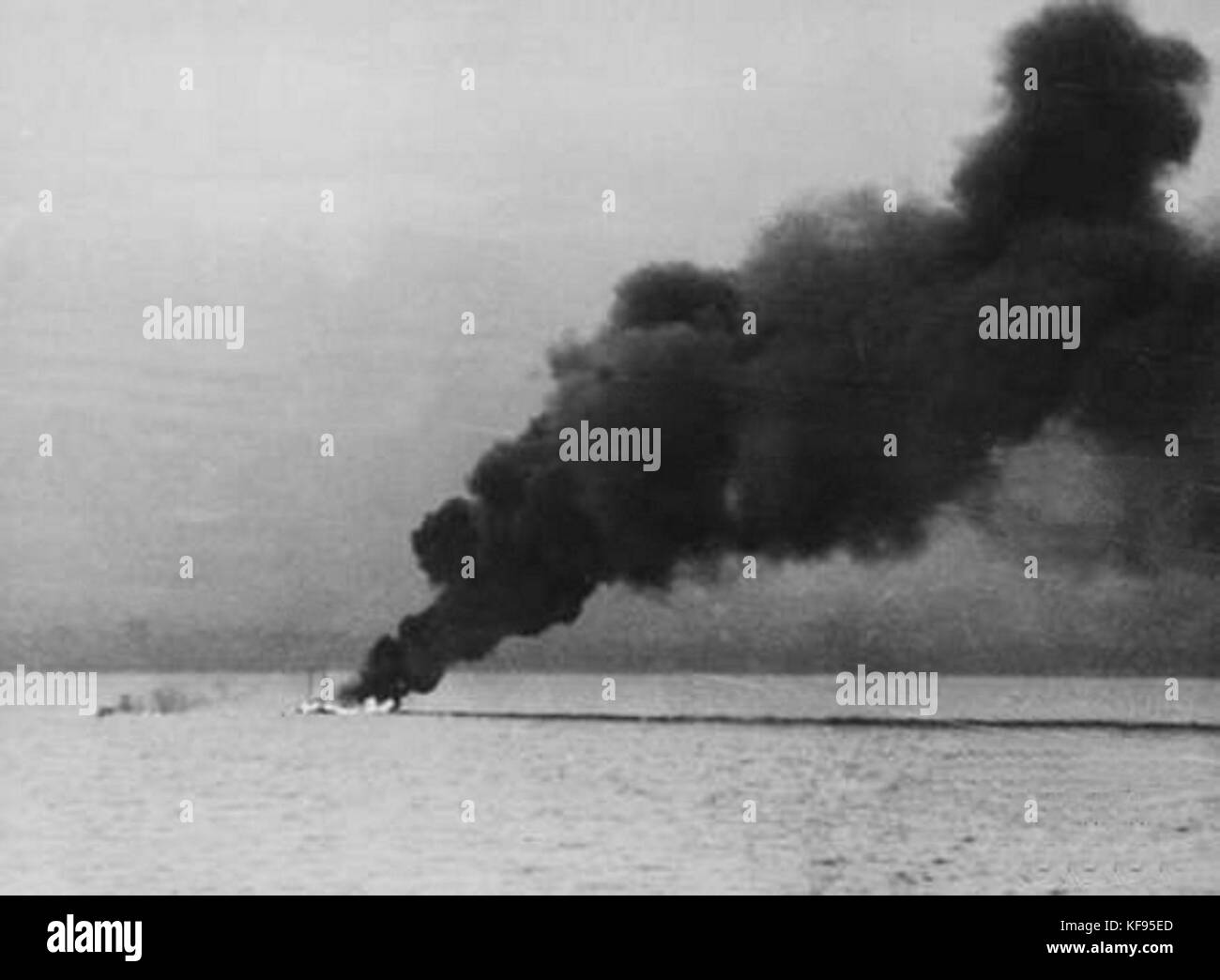 Navire frappé au large de Guadalcanal 1942 Banque D'Images