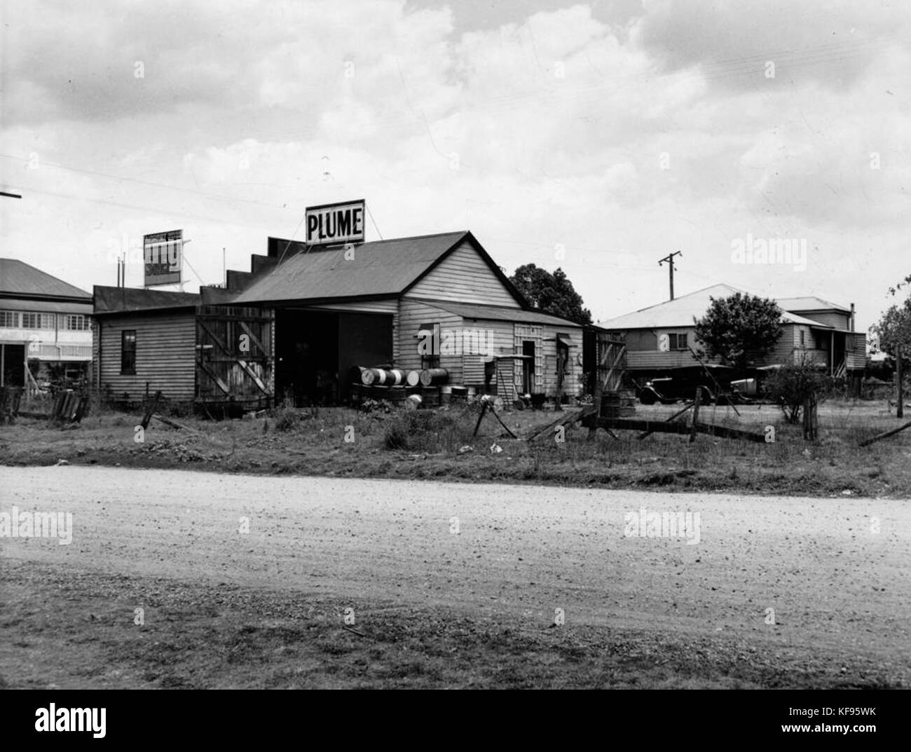 La photographie intitulée « garage in the Archerfield, Rocklea Area, CA. 1950 » capture une structure de garage datant du milieu du XXe siècle à Brisbane, en Australie. Il offre un aperçu du style architectural et de l'infrastructure industrielle de l'époque dans cet endroit spécifique. Banque D'Images