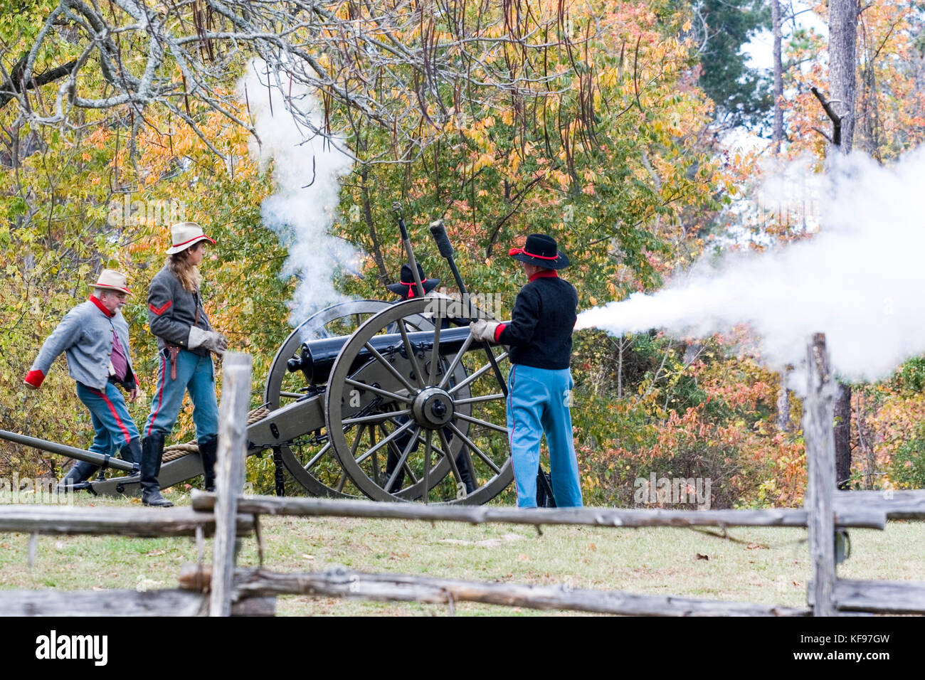 L'Arkansas, ar, États-Unis d'Amérique, ancien parc d'état de Washington, la guerre civile week-end, un camp d'artillerie confédérée 10 pounder Cannon. Banque D'Images