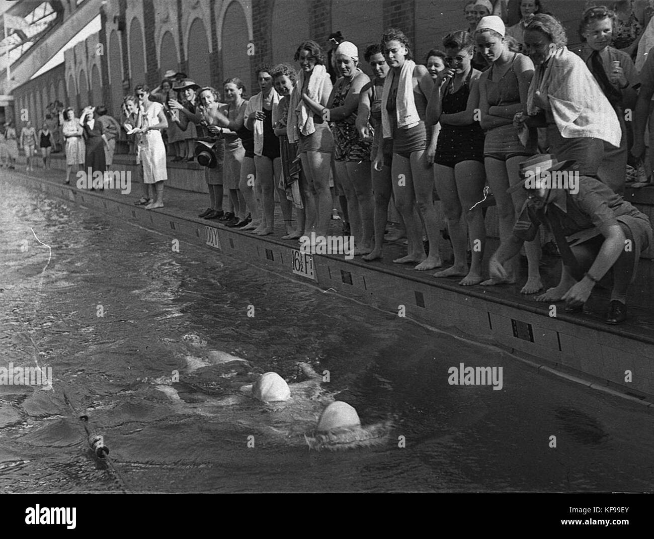 Cette image capture un moment de natation de l'Australian Auxiliary Air Force (WAAAF) féminine à North Sydney. Il représente le rôle des femmes dans le service militaire pendant la seconde Guerre mondiale, soulignant leur participation à des activités physiques et à des événements sociaux. Banque D'Images