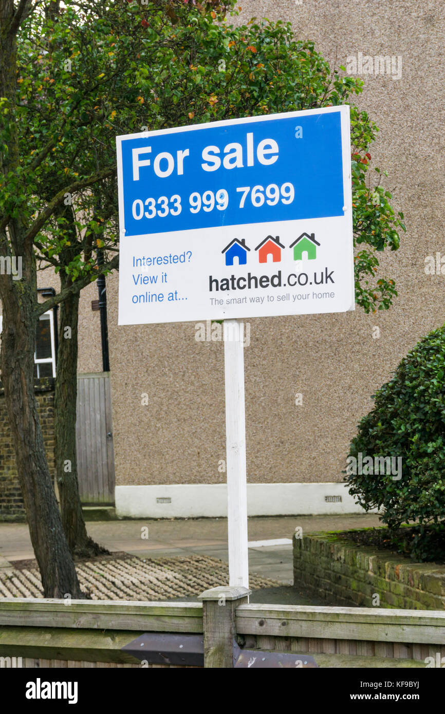 Un signe pour la vente en ligne par les agents immobiliers éclos.co.uk, sur une maison à Bromley, dans le sud de Londres Banque D'Images