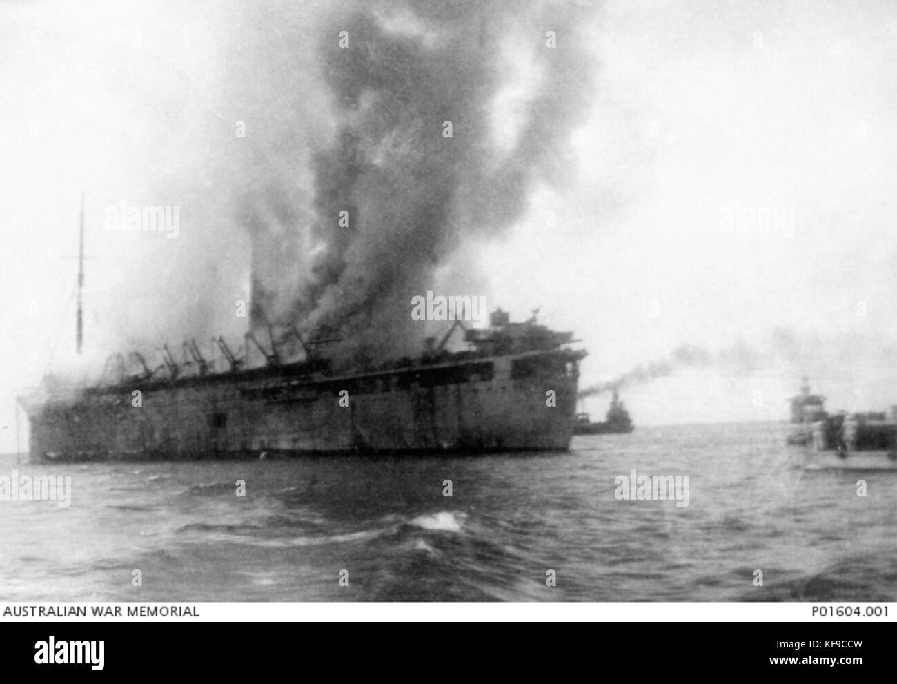 RMS Empress of Asia en feu après une attaque aérienne IJN Banque D'Images