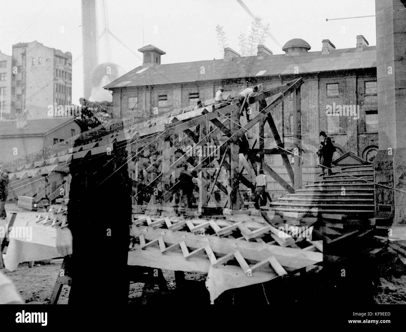 43171 Building coin grande tribune entre le Hyde Park Barracks Palais de justice et bâtiments pour RegistrarGenerals Gloucesters visite Banque D'Images
