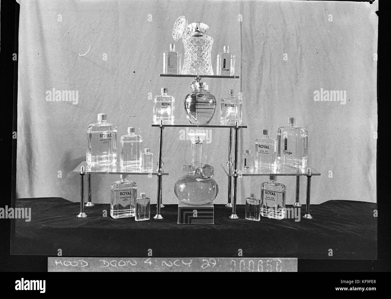 11585 Elliott Bros affichage des parfums en décanteurs et bouteilles Banque D'Images