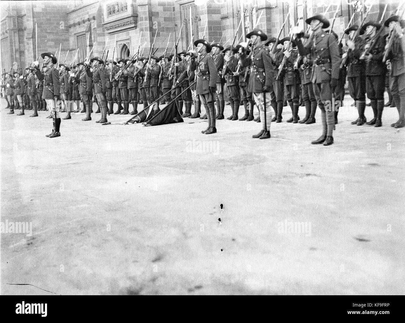 44062 porte-drapeaux drapeau et présente les armes des gardes Banque D'Images