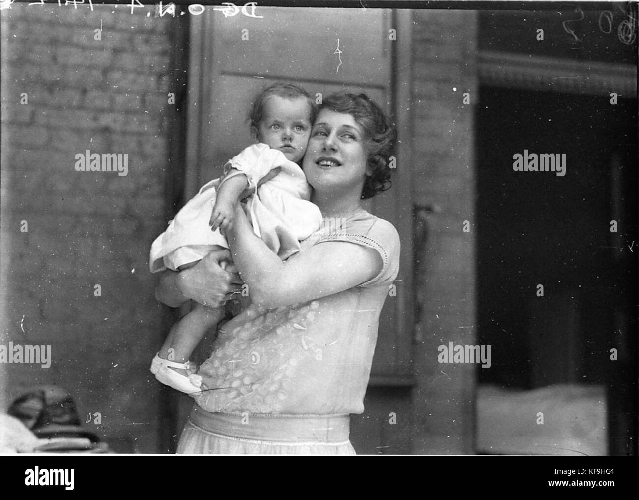 La star de comédie musicale Dorothy Brunton, connue pour son travail dans le théâtre du début du XXe siècle, est vue tenant un petit enfant, mettant en valeur un côté plus personnel de l'actrice au-delà de ses performances sur scène. Banque D'Images La star de comédie musicale Dorothy Brunton, connue pour son travail dans le théâtre du début du XXe siècle, est vue tenant un petit enfant, mettant en valeur un côté plus personnel de l'actrice au-delà de ses performances sur scène. Banque D'Images