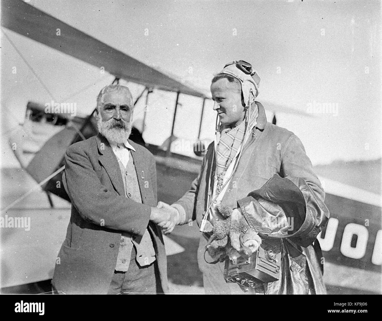 10054 VHUOP spongieuse de pilote se serrer la main avec passagers barbu Banque D'Images