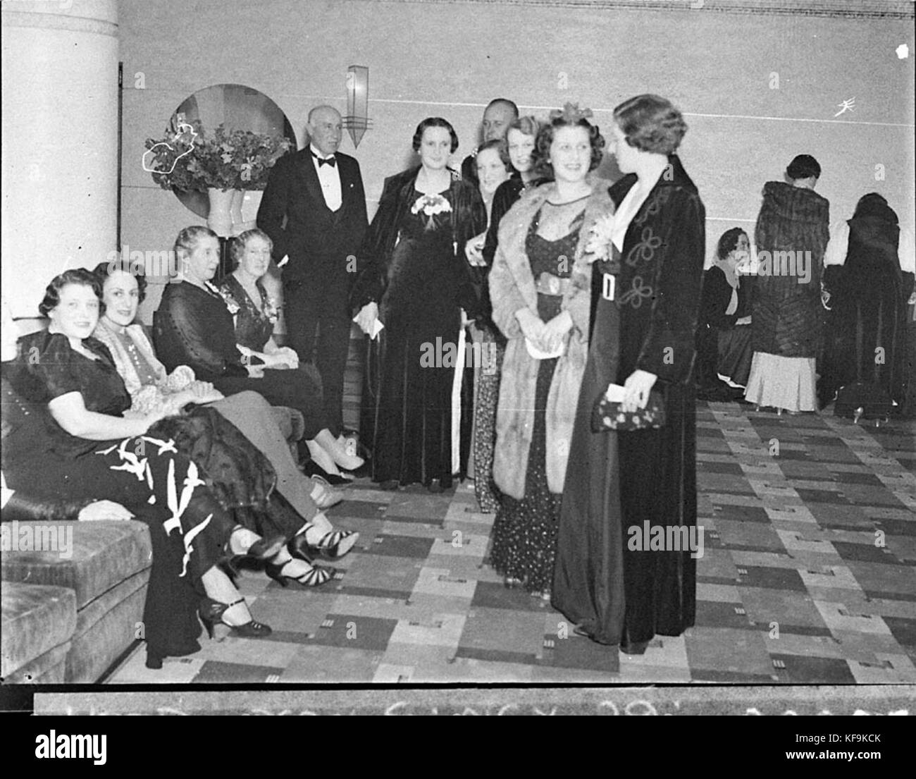 11169 Le nouveau Kings Theatre Mosman les invités VIP en tenue de soirée robe de soirée d'ouverture Salon Cercle Banque D'Images