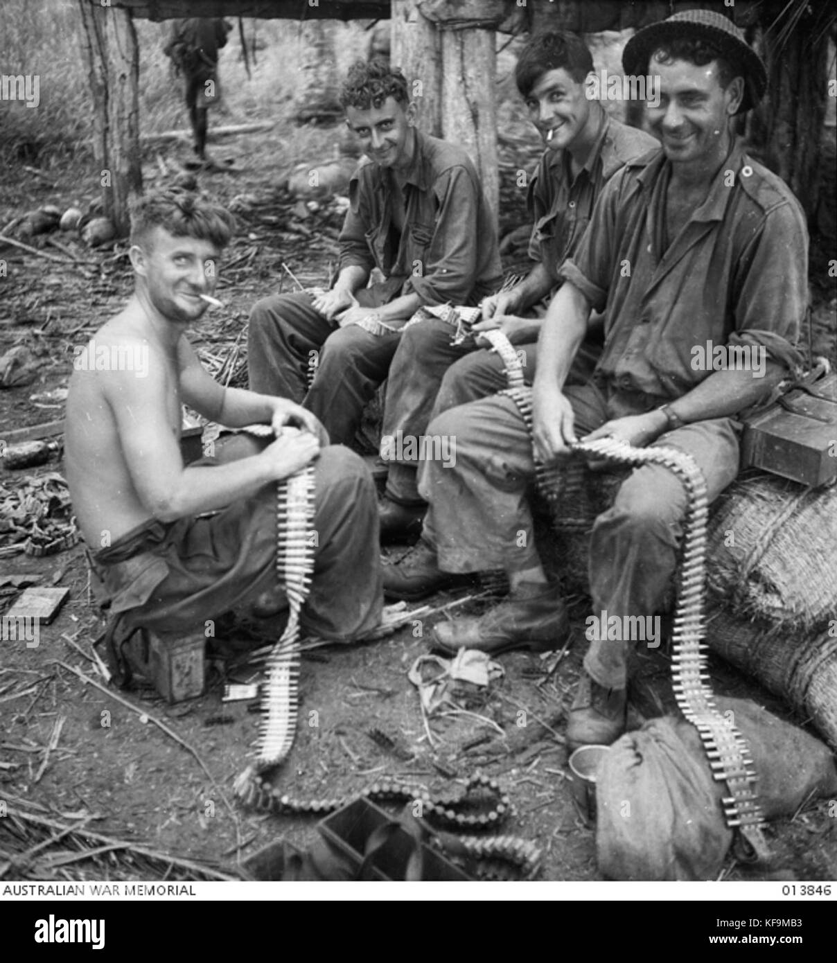 013846 ceintures mitrailleuse chargement Gona Banque D'Images