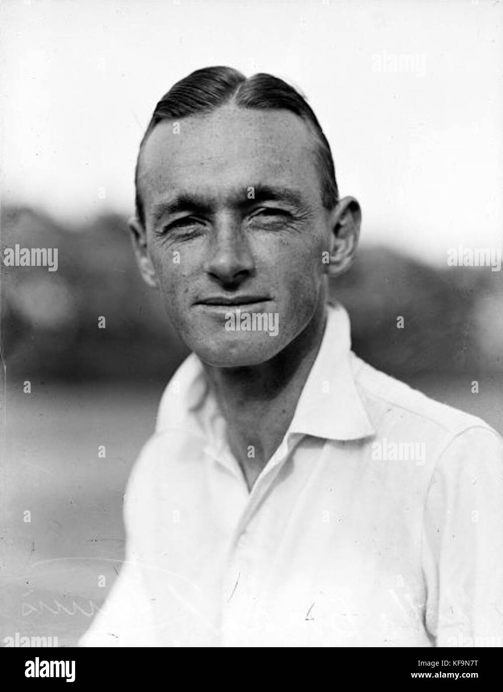 Une photographie en noir et blanc de Harry Hopman, un joueur de tennis australien, prise vers 1930. L'image le capture dans une pose formelle, reflétant les premières années de sa carrière avant qu'il ne devienne une figure éminente du tennis. Banque D'Images