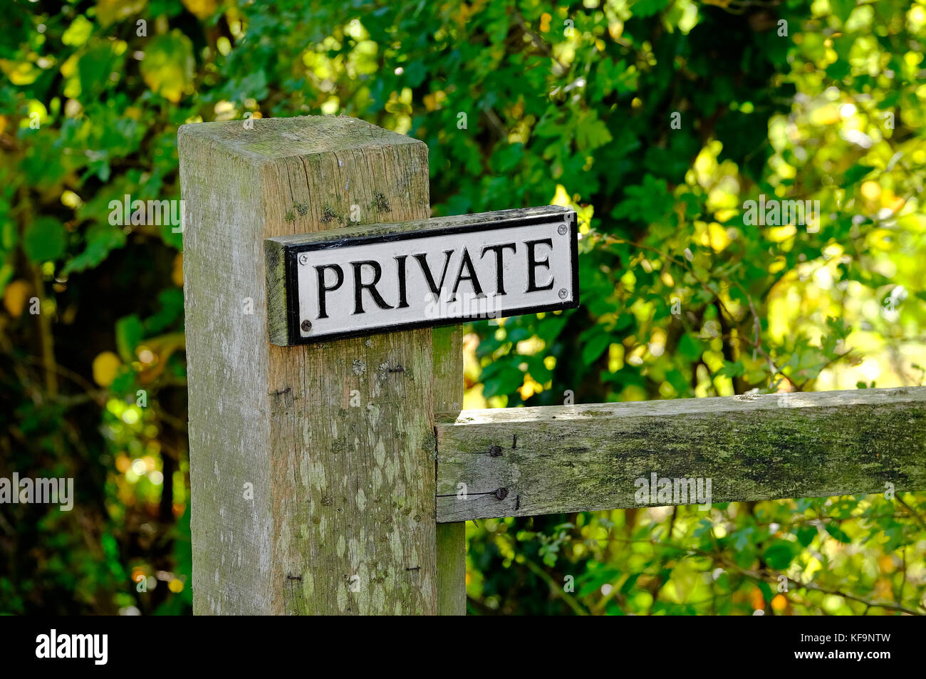 Panneau privé sur la porte de bois post, Norfolk, Angleterre Banque D'Images