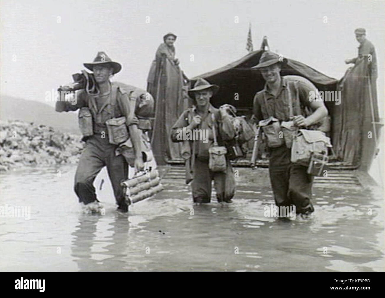 Cette photographie du 4 novembre 1944 montre des soldats australiens débarquant d'une embarcation de débarquement de l'armée américaine à Jacquinot Bay pendant la seconde Guerre mondiale, marquant un moment important sur le théâtre Pacifique. Banque D'Images