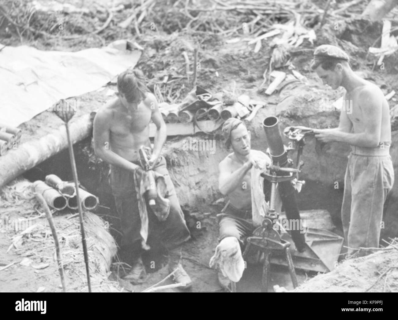 AWM 093913 Australian 15e inf Bn crew mortier Bougainville Juillet 1945 Banque D'Images