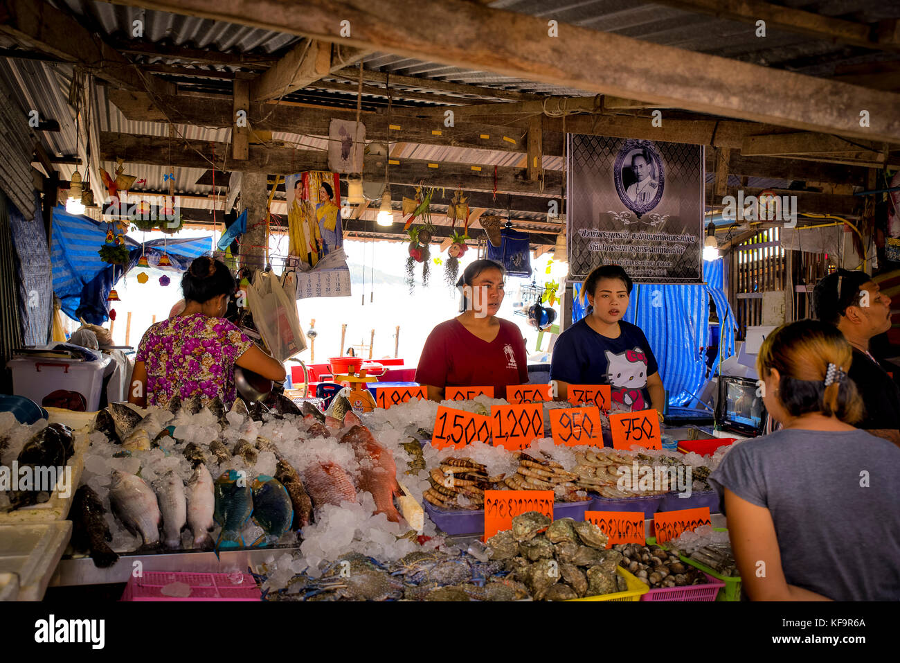Thailandia Rawai Beach fish market à village de pêcheurs chao leh. Banque D'Images