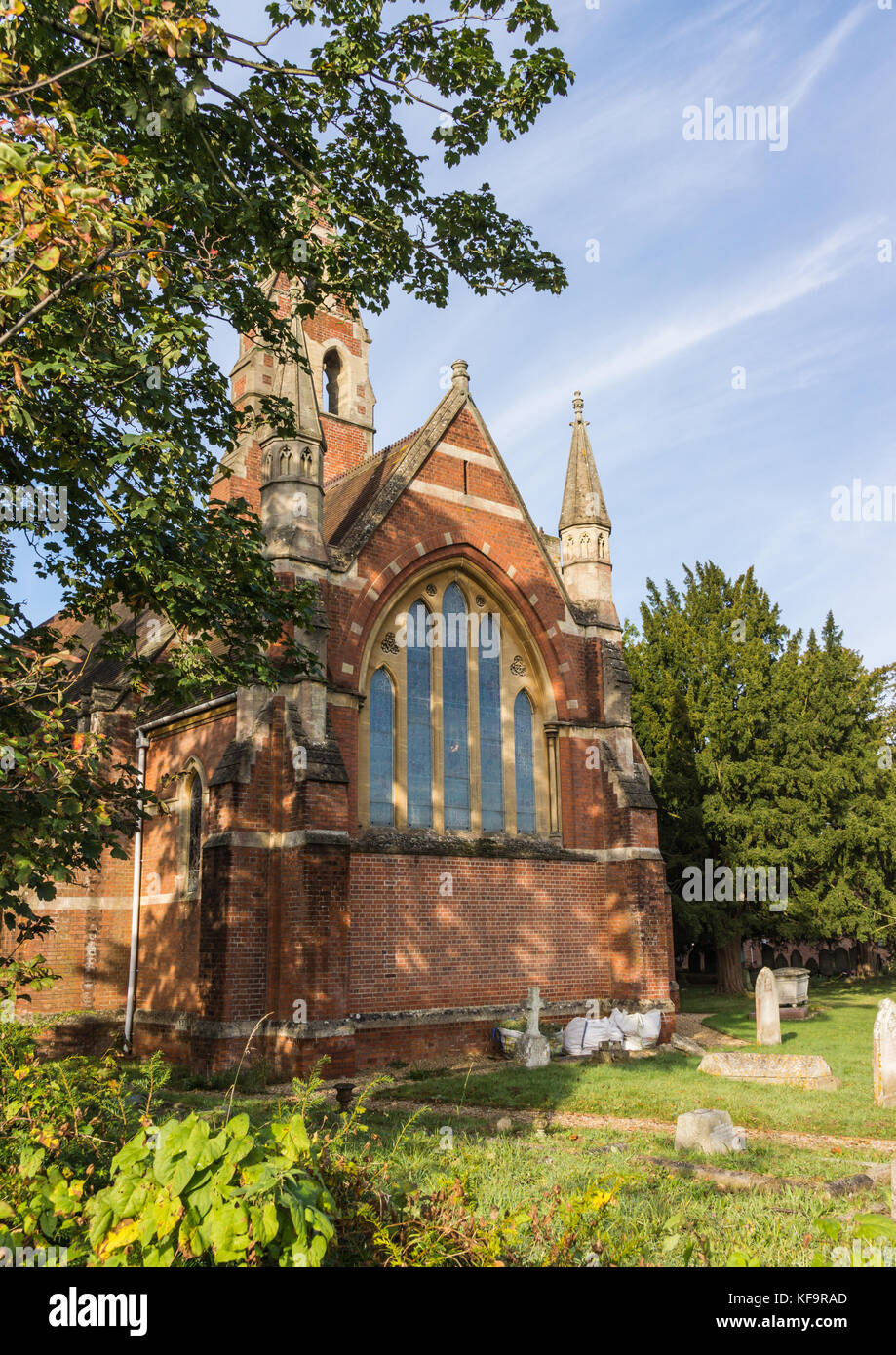 À la recherche à l'arrière de l'église Saint John's à Hythe, Hampshire, Angleterre. Banque D'Images