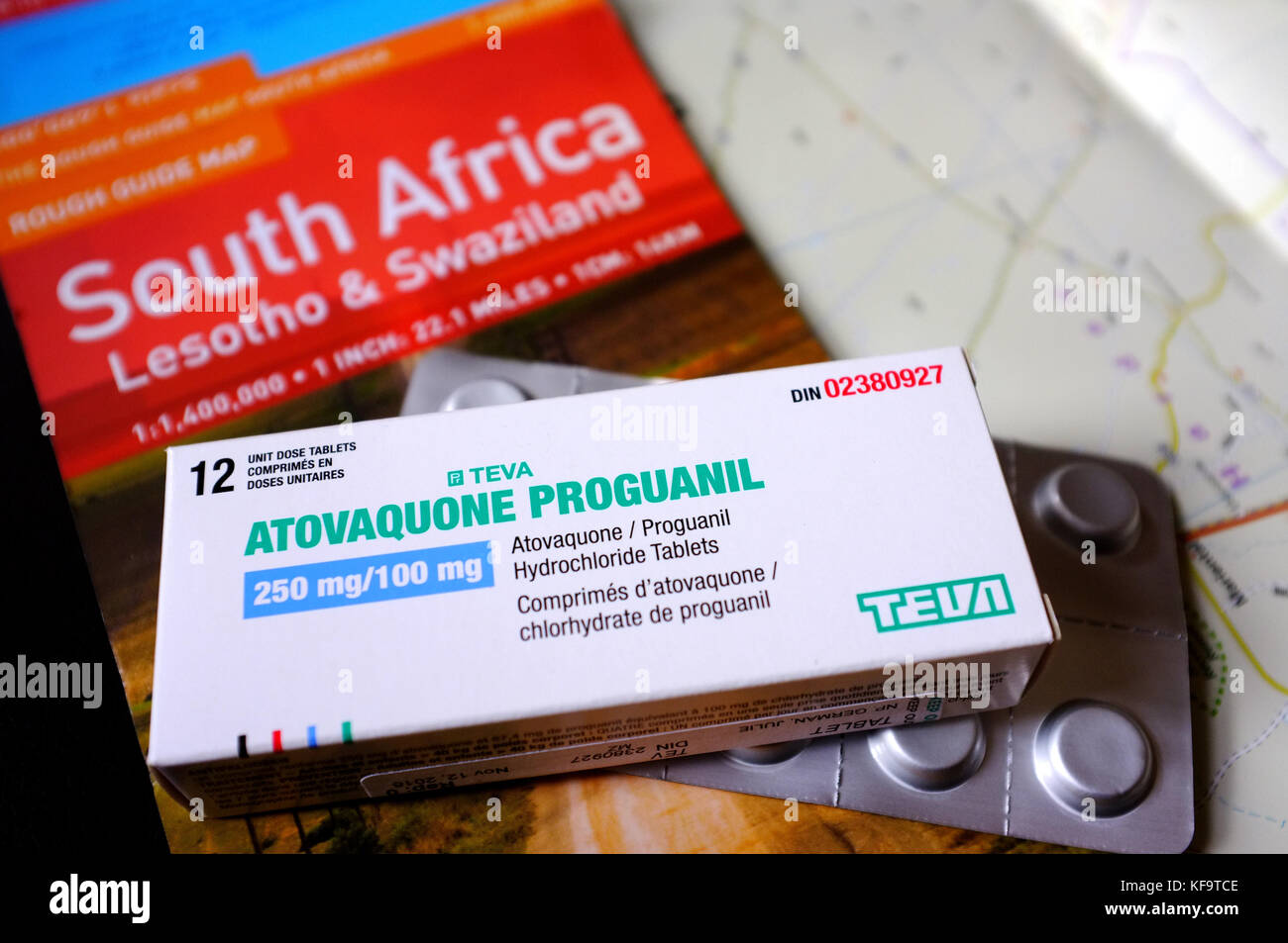 Un paquet de comprimés antipaludiques sur le dessus de la carte de l'Afrique australe. Banque D'Images