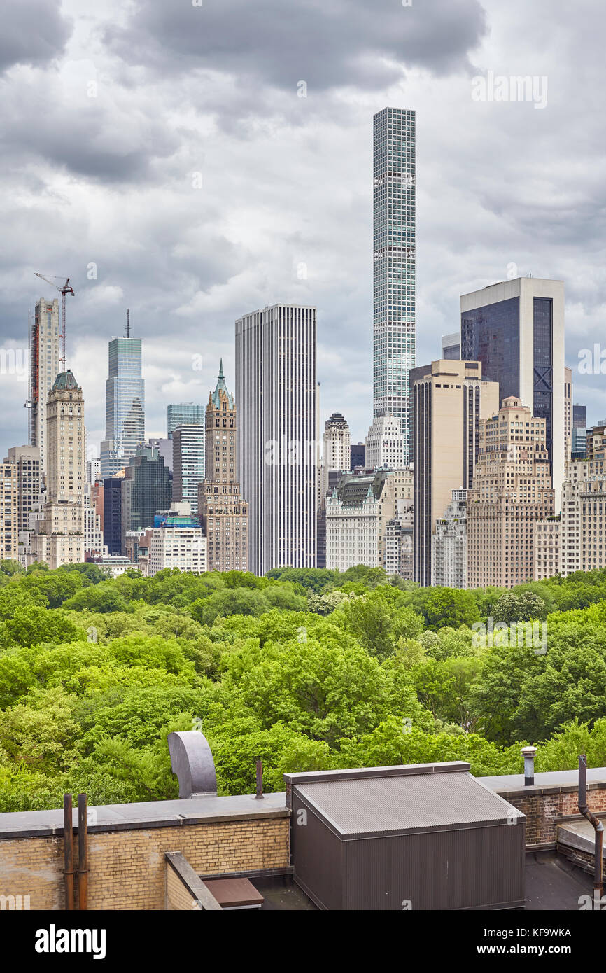 New york city skyline avec les nuages, USA. Banque D'Images