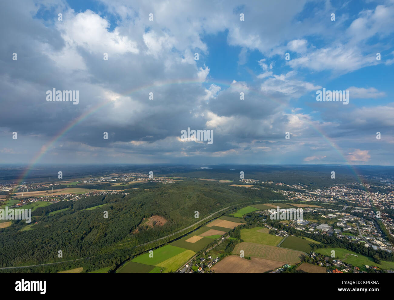 Arc-en-ciel en vol au-dessus de Neheim-Husten, nuages et pays aigre, ciel bleu, arc-en-ciel au-dessus de l'avion vu Arnsberg, pays aigre, Rhénanie-du-Nord-Westphalie, Allemagne, Banque D'Images