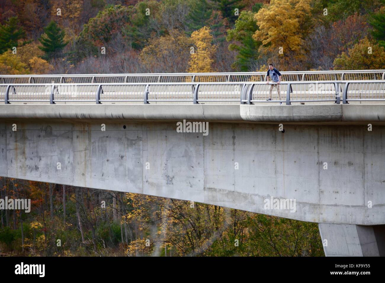 Adolescent debout sur le bord d'un pont (concept suicidaire) Banque D'Images