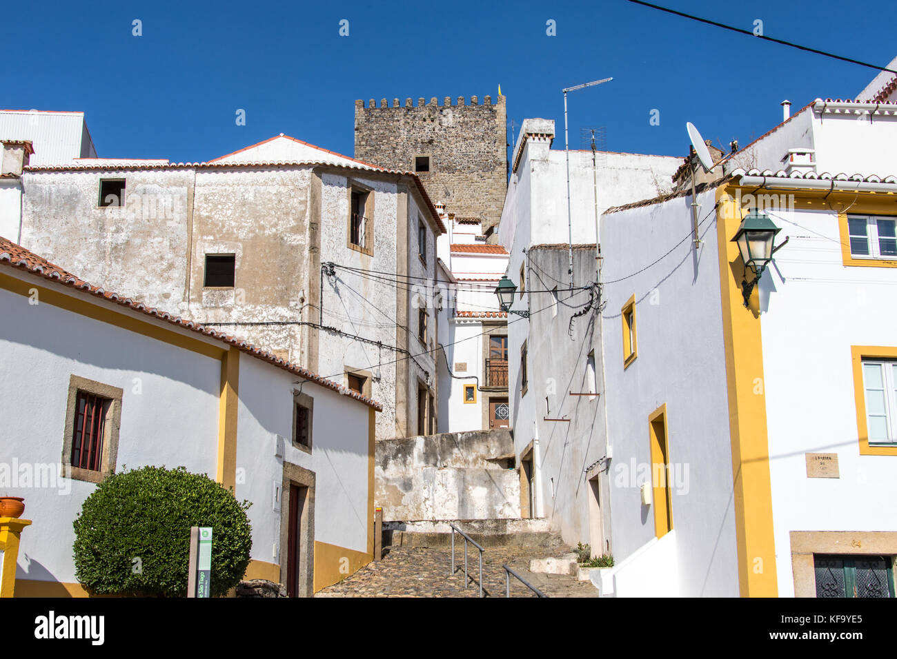 Ruelle étroite à Castelo de Vide, Portugal Banque D'Images