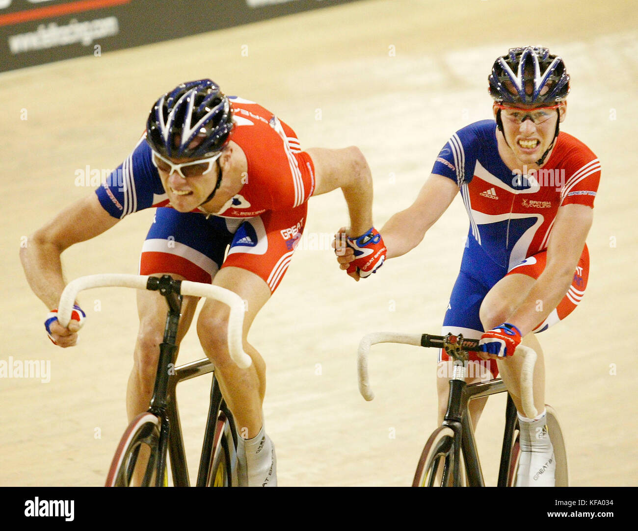 Mark Cavendish, de Grande-Bretagne, à droite, utilise sa main pour pousser son coéquipier Robert Hayles pendant la course masculine de madison aux Championnats du monde de cyclisme sur piste UCI à Carson, en Californie, le dimanche 27 mars 2005. Ils ont fini en premier gagnant la médaille d'or. Photo de Francis Specker Banque D'Images