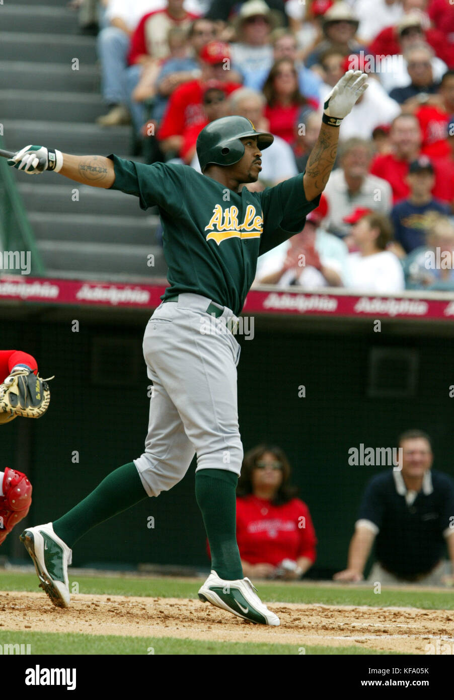 Terrence long d'Oakland A regarde son home run de deux points en deuxième manche contre le lanceur des Anaheim Angels Ramon Ortiz à Edison Field à Anaheim, CA le dimanche 13 avril 2003. Photo de Francis Specker Banque D'Images