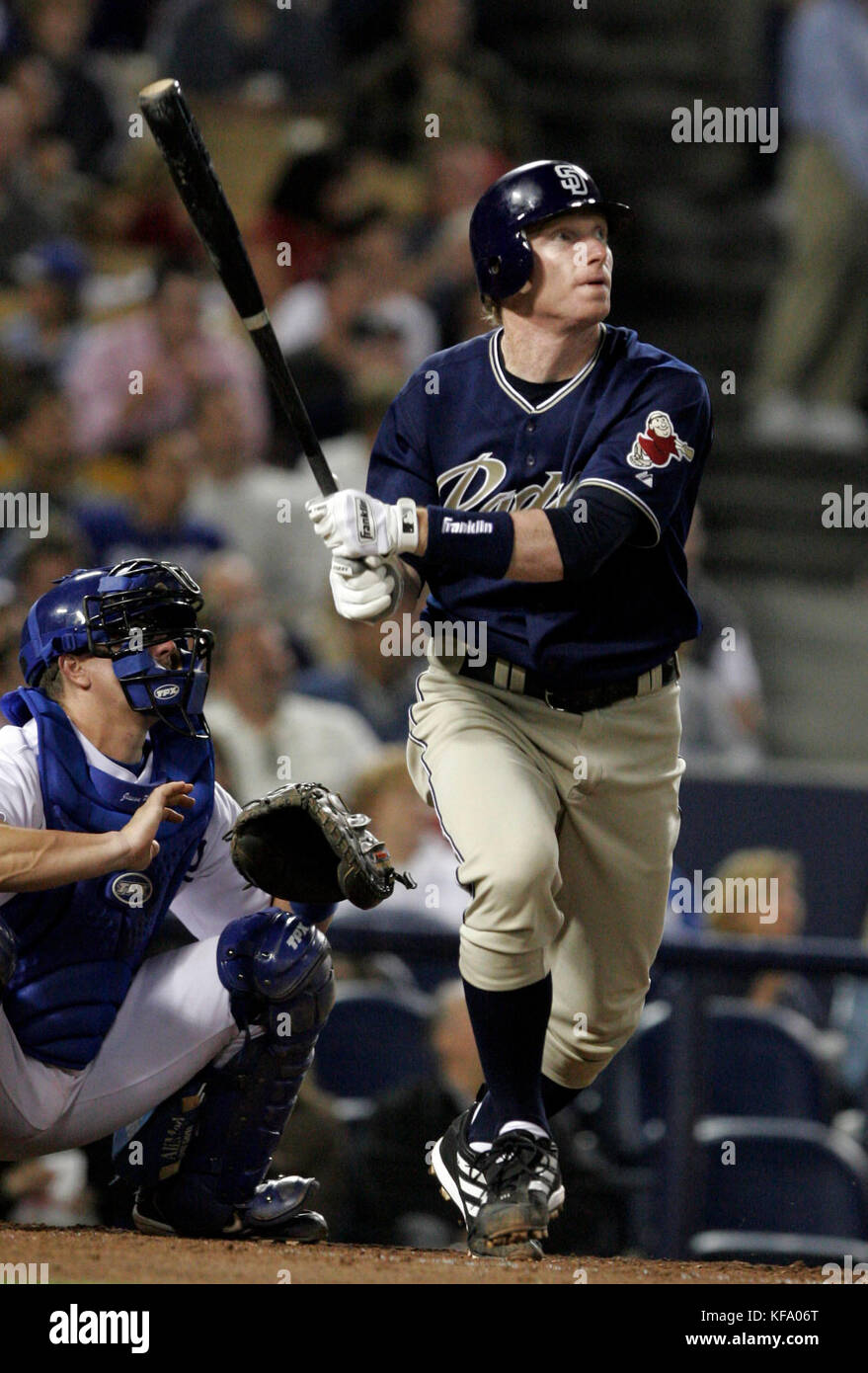 Robert Fick, le batteur des Padres de San Diego, à droite, et Jason Phillips, le receveur des Doddgers de Los Angeles, à gauche, regardent le sacrifice en cours de course de Fick lors de la septième manche frapper le lanceur des Dodgers de Los Angeles Giovanni Carrara à Los Angeles le mardi 28 juin 2005. La mouche sacrifice était la troisième sortie de Fick dans le jeu. Photo de Francis Specker Banque D'Images