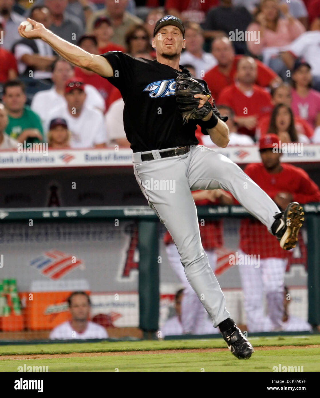 Le troisième joueur de base des Blue Jays de Toronto, Corey Koskie, fait un lancer vers la première base sur un coup de bâton du batteur des Angels de Los Angeles, Casey Kotchman, en deuxième manche à Anaheim, Calif, le mercredi 17 août 2005. Kotchman était en sécurité au début sur le single Bunt. Photo de Francis Specker Banque D'Images