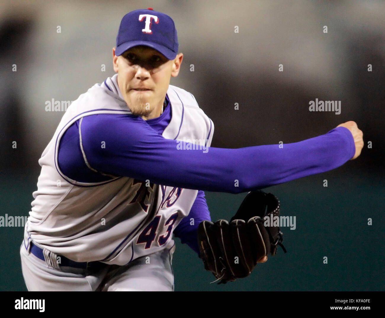 Des Rangers du Texas kameron loe emplacements contre les Angels de los angeles dans la première manche d'un match de baseball à Anaheim, Californie le lundi 10 avril 2006. photo par francis specker Banque D'Images