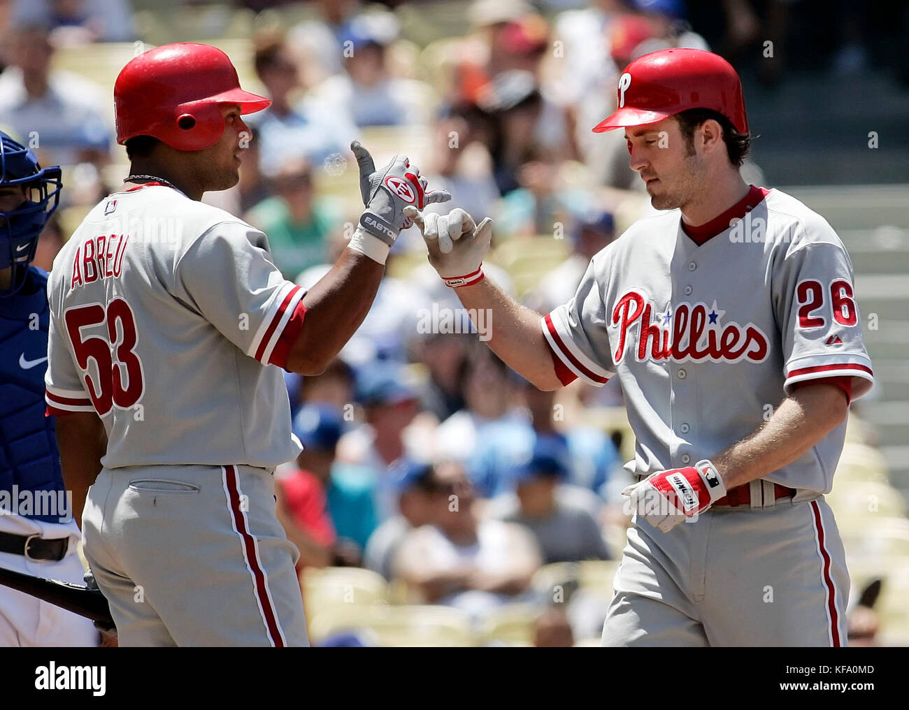 Chase Utley de Philadelphie Phillies, à droite, est accueilli à la maison par le coéquipier Bobby Abreu après avoir fait une course à domicile au large du pichet des Dodgers de Los Angeles Aaron Sele troisième repas d'un match de baseball à Los Angeles dimanche, 4 juin 2006. Photo de Francis Specker Banque D'Images